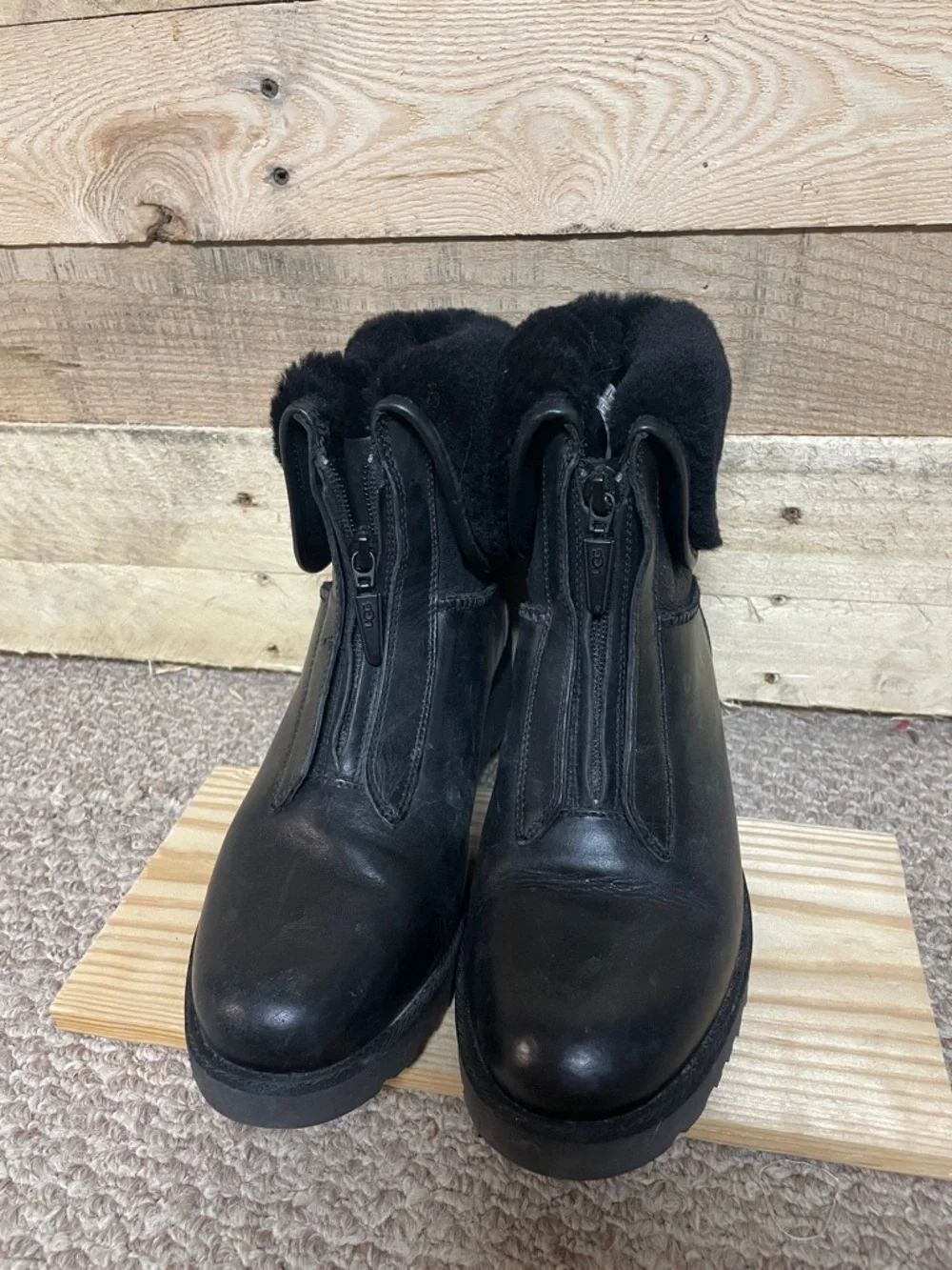 UGG size 7 Black Leather Shearling Zip-Up Ankle Boots